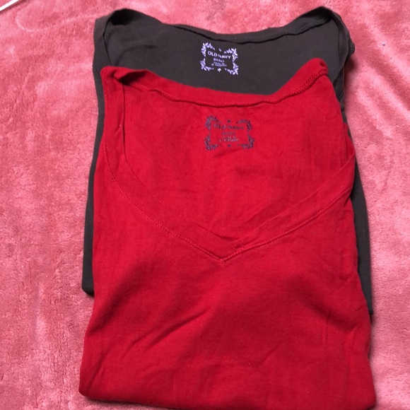 Old Navy red and olive green short sleeve v neck tee shirts size small. - Picture 5 of 9